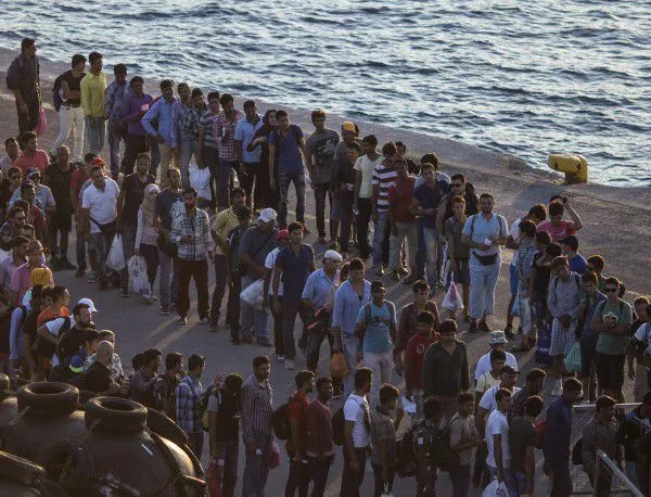 Кораб с над 1700 бежанци пристигна в гръцкото пристанище Пирея