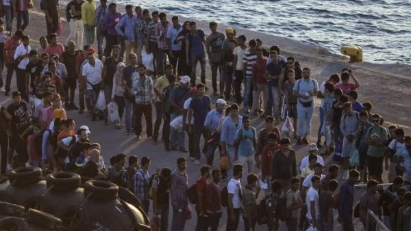 893 000 души са пристигнали през Средиземно море в Европа през 2015 г.