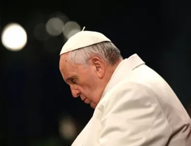 Папата се контузи в папамобила
