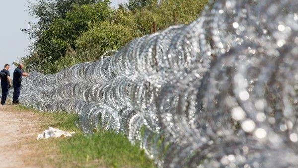 Унгария затваря границата си със Сърбия 