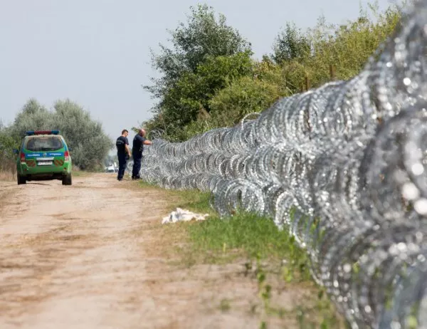 Унгария реши да пусне ток по оградата си със Сърбия
