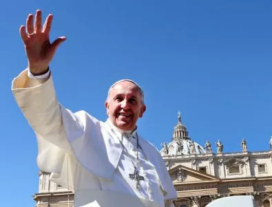Папа Франциск се разходи до Рим, за да си купи очила 