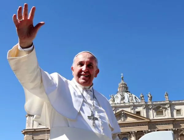 Папата призова младите хора да приемат топло бежанците