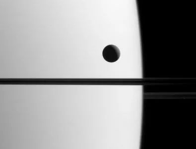 Вижте Диона на фона на Сатурн