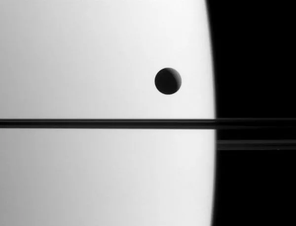 Вижте Диона на фона на Сатурн