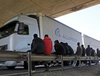Намериха 42-ма бежанци в хладилен камион в Австрия