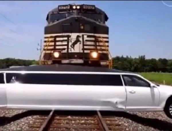 Влак премаза лимузина в САЩ (ВИДЕО)