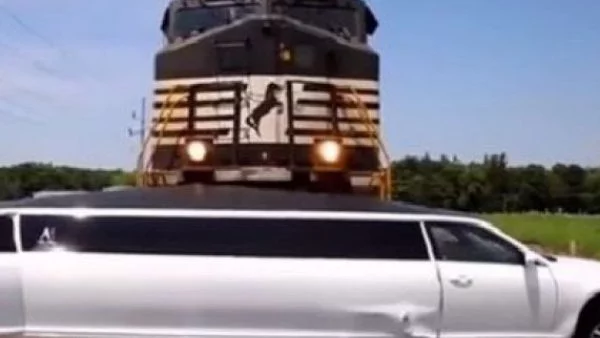 Влак премаза лимузина в САЩ (ВИДЕО)