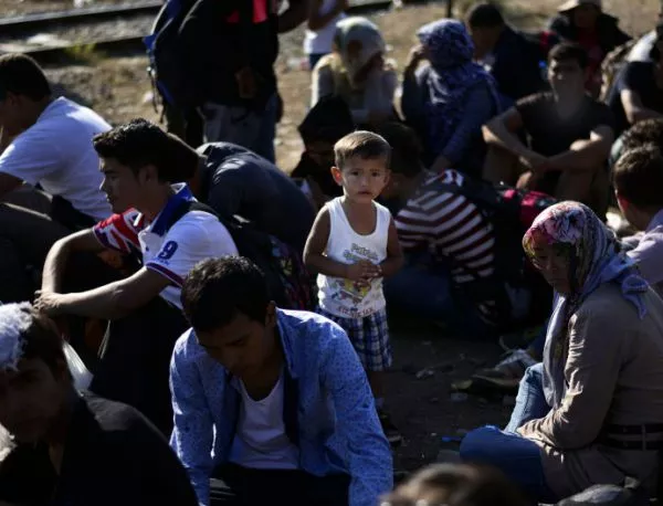 Хиляди имигранти бивакуват пред будапещенската гара