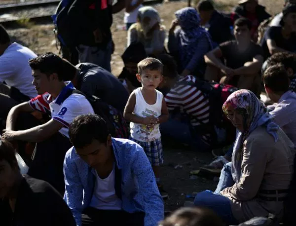 ООН: Унгария вече не регистрира бежанците, направо ги кара към Австрия