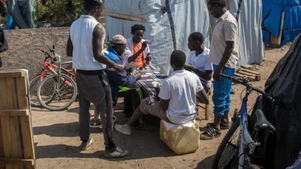 Два импровизирани имигрантски лагера бяха разрушени в Париж