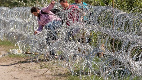 Хванаха първите бежанци в Унгария, грозят ги до 3 години затвор