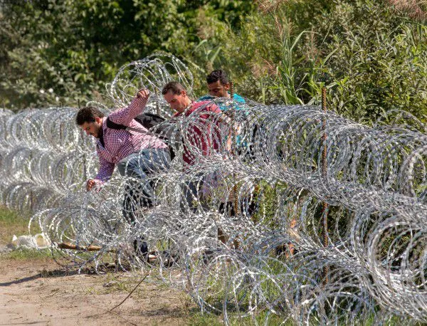Унгария обяви извънредно положение заради бежанците