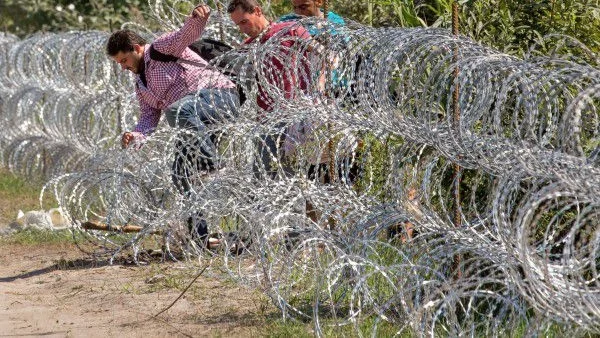 Унгария обяви извънредно положение заради бежанците