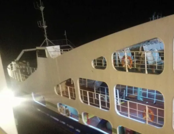 Ферибот потъна край Индонезия, има десетки жертви