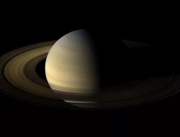 Големи ледени късове образуват един от пръстените на Сатурн
