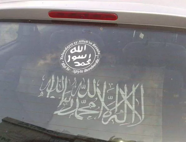 Автомобил с пловдивска регистрация е брандиран със знамето на "Ислямска държава"