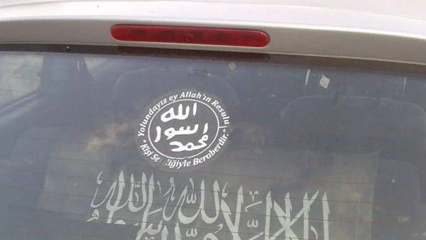 Автомобил с пловдивска регистрация е брандиран със знамето на "Ислямска държава"