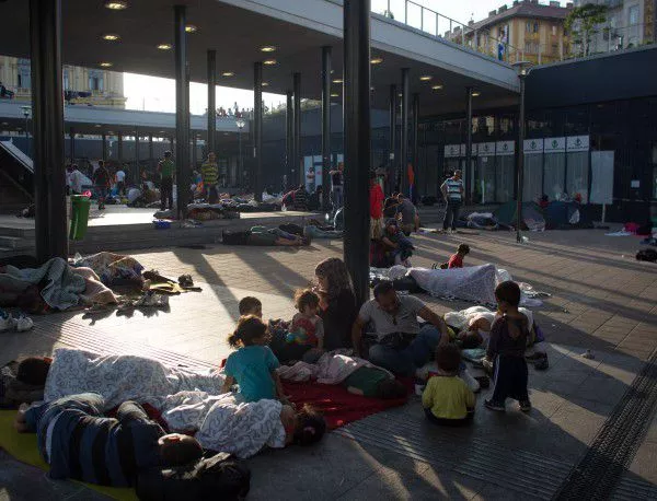 Свалиха в Унгария имигрантите от влака, потеглил от гарата в Будапеща