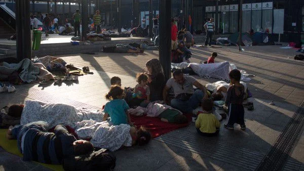 Свалиха в Унгария имигрантите от влака, потеглил от гарата в Будапеща