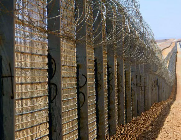 Израел затвори границата си с Египет