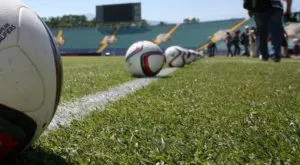 Вижте безумен червен картон за удар и стъпкване на съперника (ВИДЕО)