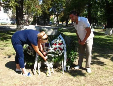 На колене асеновградчани почетоха паметта на загиналите за Съединението герои