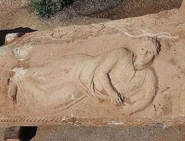 Работници задигнали древен римски саркофаг в Израел