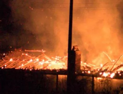 В Шейново изгоряха дърводелски цех и ферма за животни