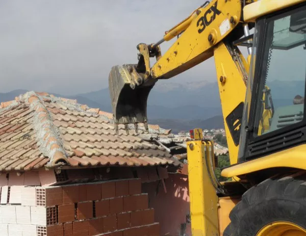 Събарят 143 незаконни постройки в "Захарна фабрика"