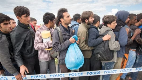 В Европа шестваха и срещу бежанците