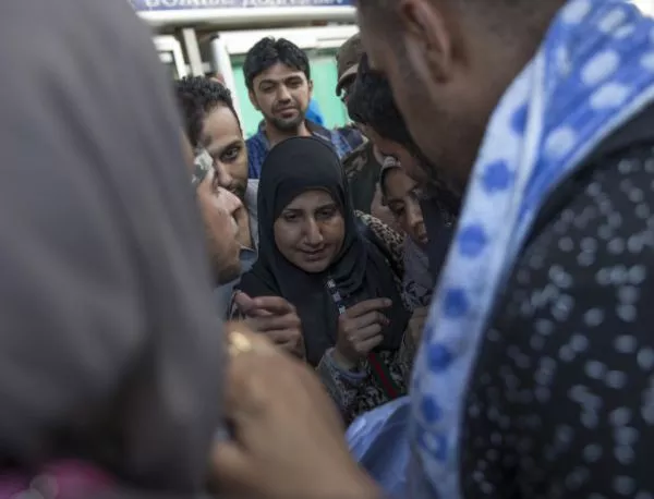 200 сирийски бежанци бяха изоставени в камион на паркинг в Измир