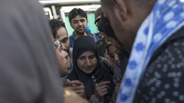 200 сирийски бежанци бяха изоставени в камион на паркинг в Измир