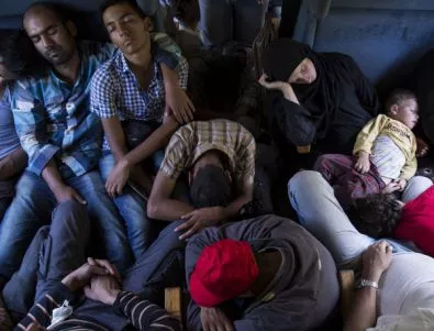 Задържаха три групи, превозващи общо 45 бежанци