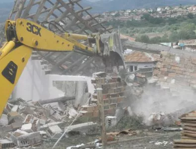 Властите признаха, че 15 години трае процесът по бутане на къщите в Гърмен