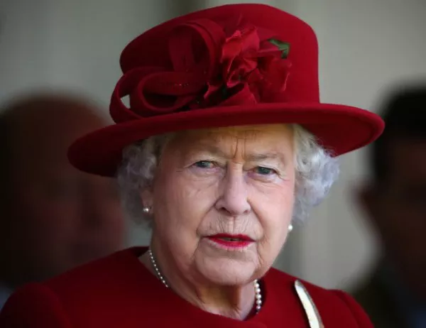 Кралица Елизабет II посети пострадалите при атентата в Манчестър
