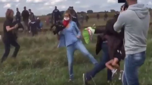 Уволниха унгарска операторка, ритала и спъвала бежанци (Видео)