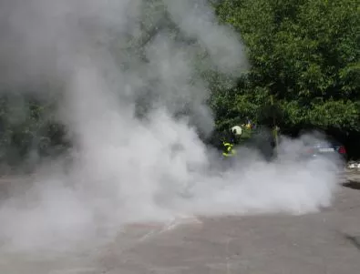 Пожарникари от Асеновград гасиха пожар в двора на пожарната