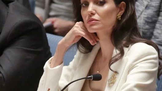 ФБР разпитва Анджелина 4 часа