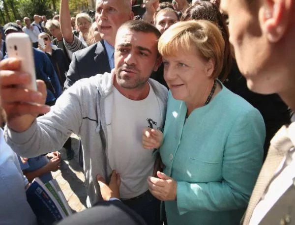 Меркел си направи селфита с бежанците