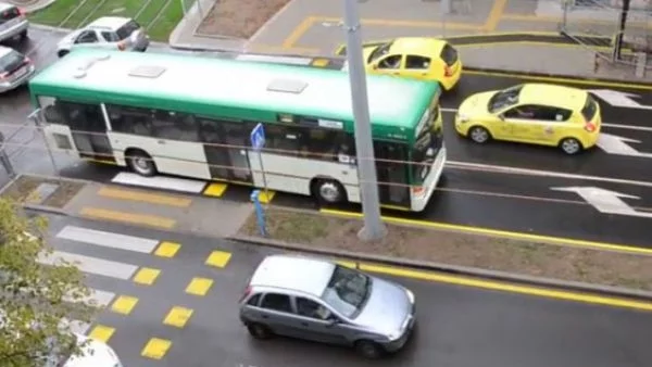 Автобус 260 се "заби" в насрещното на Руски паметник (Видео)