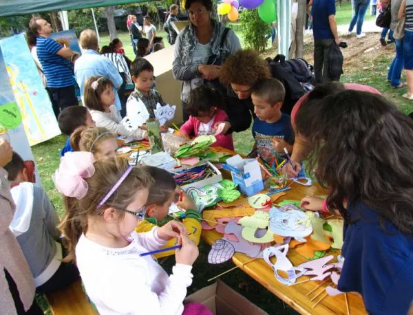 Десетки деца от Асеновград закриха лятото със семеен пикник