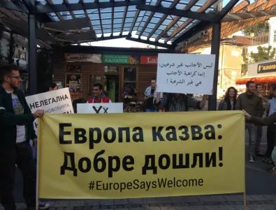 Едва няколко десетки българи излязоха на шествие в подкрепа на бежанците