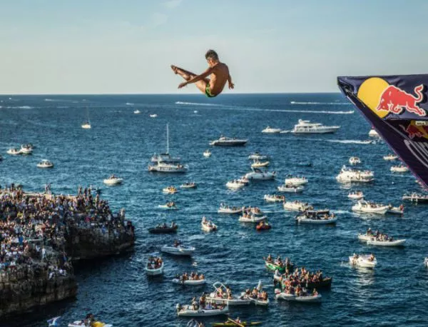 Хънт и Симпсън печелят Световните серии Red Bull Cliff Diving в Полиняно а Маре, Италия на 13-ти септември 2015 г