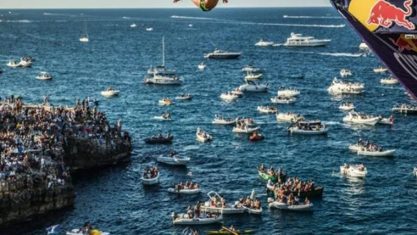 Хънт и Симпсън печелят Световните серии Red Bull Cliff Diving в Полиняно а Маре, Италия на 13-ти септември 2015 г