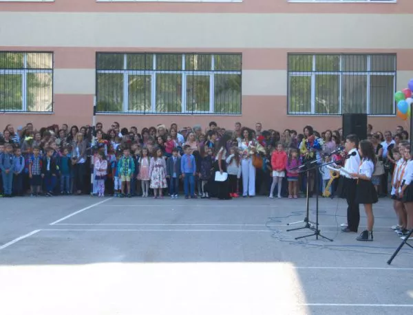 С най-много първокласници в Асеновград ОУ „Петко Каравелов“ стартира учебната година
