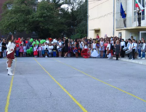 Ученици от Асеновград дариха средства за болна учителка, вместо да купуват букети
