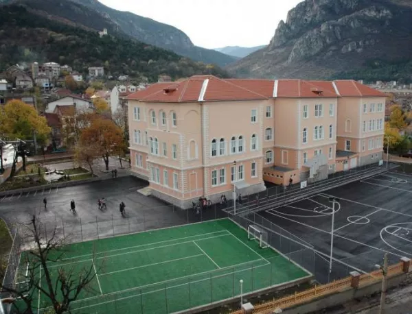Във Враца здравни инспектори наложиха санкция на училищна лавка