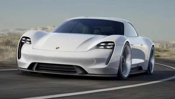 Радикалният Porsche Mission E наелектризира Франкфурт