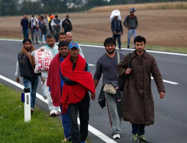 Бежанци блокираха пътя от Сърбия към Унгария, заплашват да съборят граничната ограда